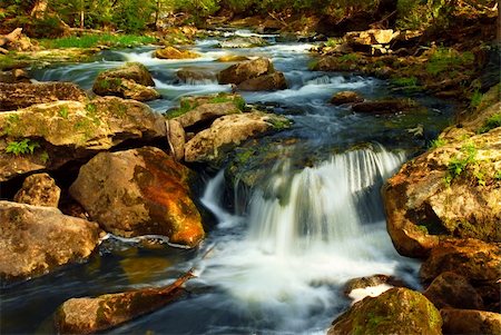 simsearch:400-04452321,k - Beautiful landscape of a river cascading over rocks in wilderness Foto de stock - Royalty-Free Super Valor e Assinatura, Número: 400-04442347
