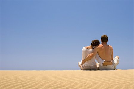 Young couple hugging on the dunes in Gran Canaria Foto de stock - Super Valor sin royalties y Suscripción, Código: 400-04442752