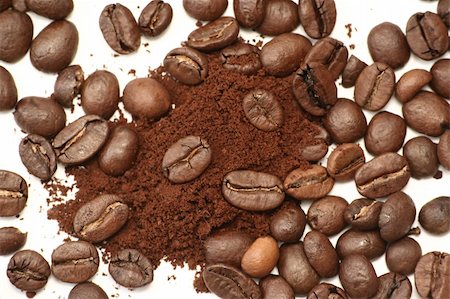 Grains of coffee lay on a white background Stockbilder - Microstock & Abonnement, Bildnummer: 400-04443058