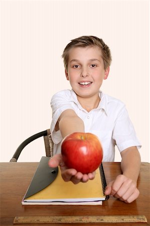 simsearch:614-02050268,k - A child holds out an apple for his teacher. Stockbilder - Microstock & Abonnement, Bildnummer: 400-04443529