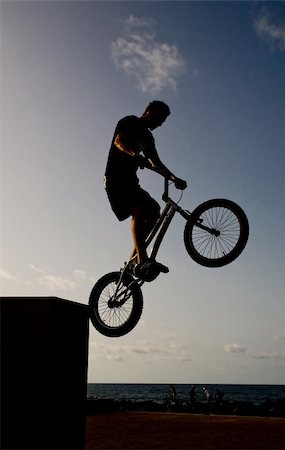 simsearch:400-04724232,k - young in bicycle jump in street trial outdoor circuit Photographie de stock - Aubaine LD & Abonnement, Code: 400-04454464