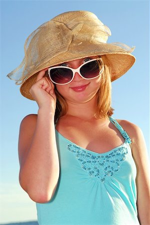 Teenage girl wearing hat and sunglasses on a summer beach Foto de stock - Super Valor sin royalties y Suscripción, Código: 400-04454697