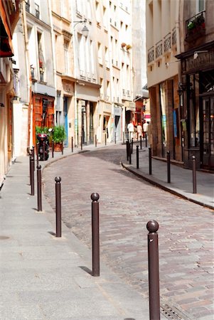simsearch:400-04955587,k - Small street with cobblestone pavement in historic center of Paris, France Fotografie stock - Microstock e Abbonamento, Codice: 400-04454708