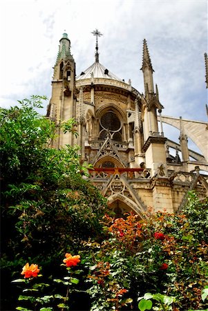 simsearch:400-04455773,k - Notre Dame de Paris, gaden view with blooming roses Foto de stock - Royalty-Free Super Valor e Assinatura, Número: 400-04454710