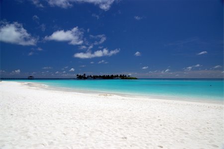 simsearch:400-03928483,k - tropical beach on the maldives with island in the vincinity Photographie de stock - Aubaine LD & Abonnement, Code: 400-04454778