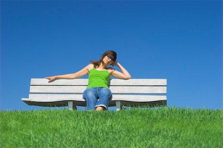 simsearch:400-03962885,k - Beautiful woman relaxing on a beautiful green field Foto de stock - Super Valor sin royalties y Suscripción, Código: 400-04454937