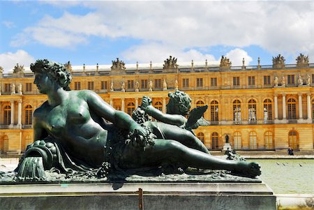 simsearch:400-05014452,k - Bronze statue with royal palace in the background in Versailles, France. Foto de stock - Super Valor sin royalties y Suscripción, Código: 400-04455105