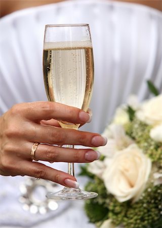 simsearch:400-03929021,k - Glass of champagne in a hand of the bride Photographie de stock - Aubaine LD & Abonnement, Code: 400-04455324