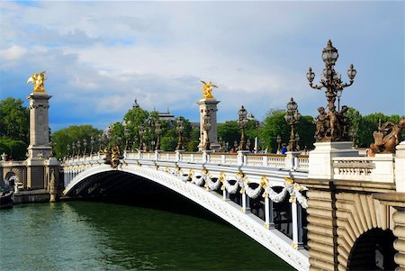 simsearch:400-04455773,k - Alexander the third bridge over river Seine in Paris, France. Foto de stock - Royalty-Free Super Valor e Assinatura, Número: 400-04455770