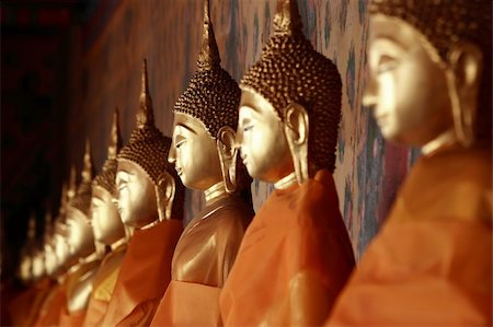 simsearch:400-05297167,k - A row of golden buddha statue at Thailand Temple. Fotografie stock - Microstock e Abbonamento, Codice: 400-04455987