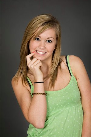 simsearch:400-04960190,k - Teenage girl posing on gray background with some attitude Photographie de stock - Aubaine LD & Abonnement, Code: 400-04456108