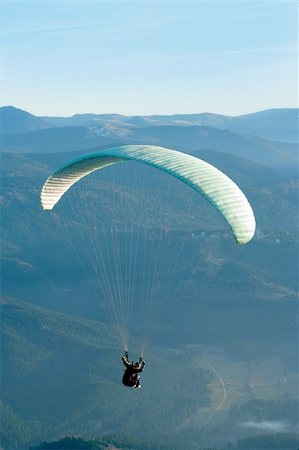 simsearch:400-07666921,k - Extreme sport: parachute flying over the mountains Fotografie stock - Microstock e Abbonamento, Codice: 400-04456184