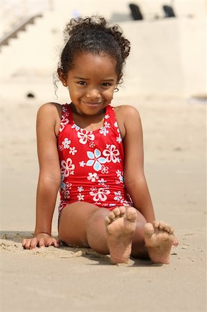 studio1one (artist) - Cute little girl on a beach Foto de stock - Royalty-Free Super Valor e Assinatura, Número: 400-04456950