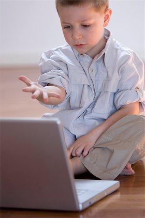 fabthi (artist) - Little boy excited with a computer at home Foto de stock - Super Valor sin royalties y Suscripción, Código: 400-04457082