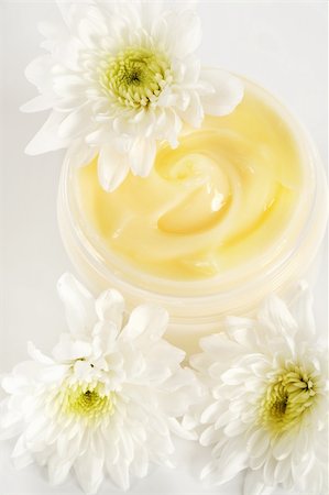 simsearch:689-03123953,k - Face or body cream decorated with flowers Stock Photo - Budget Royalty-Free & Subscription, Code: 400-04457465
