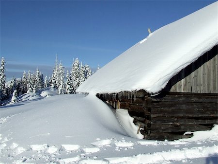 house in the winter forest. Wery big snow Photographie de stock - Aubaine LD & Abonnement, Code: 400-04457523
