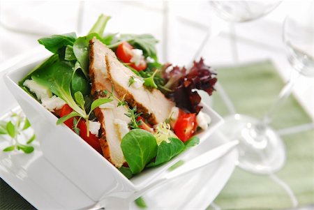 simsearch:400-04008365,k - Fresh green salad with grilled chicken herbs and tomatoes Foto de stock - Super Valor sin royalties y Suscripción, Código: 400-04458675