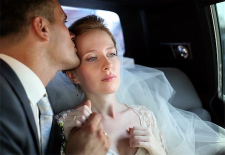 simsearch:400-04444100,k - The groom kisses the bride in the automobile Foto de stock - Super Valor sin royalties y Suscripción, Código: 400-04458943