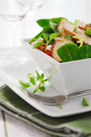 simsearch:400-04008365,k - Fresh green salad with grilled chicken herbs and tomatoes Foto de stock - Super Valor sin royalties y Suscripción, Código: 400-04459814