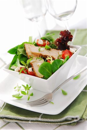 simsearch:400-04008365,k - Fresh green salad with grilled chicken herbs and tomatoes Foto de stock - Super Valor sin royalties y Suscripción, Código: 400-04459815