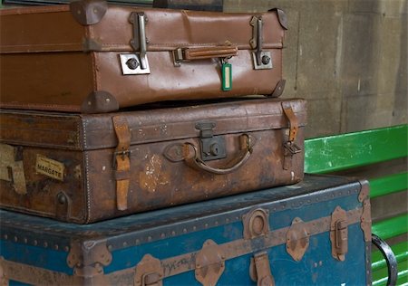 simsearch:649-08564128,k - Stacked old suitcases on a train station platform Stockbilder - Microstock & Abonnement, Bildnummer: 400-04450172