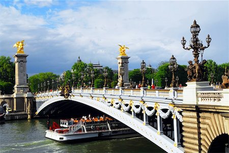 Alexander the Third bridge and Seine cruise boat in Paris, France. Fotografie stock - Microstock e Abbonamento, Codice: 400-04450760