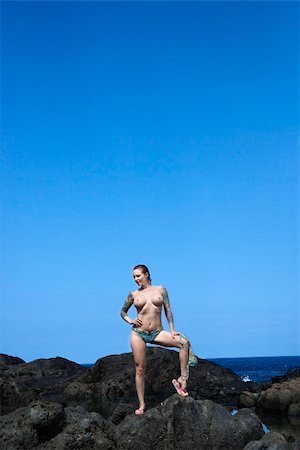 simsearch:400-04955255,k - Sexy nude tattooed Caucasian woman standing on rocks in Maui, Hawaii, USA. Stockbilder - Microstock & Abonnement, Bildnummer: 400-04450905