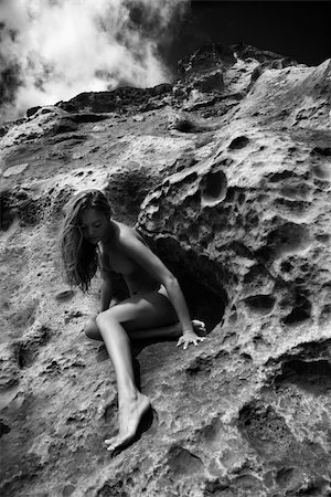 simsearch:400-04956611,k - Young Asian nude woman sitting in a crevice in a rock. Photographie de stock - Aubaine LD & Abonnement, Code: 400-04451703