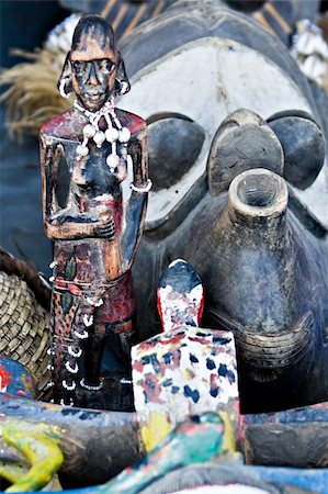 simsearch:400-05349464,k - Vintage African art on sale in the free market, art series Stockbilder - Microstock & Abonnement, Bildnummer: 400-04451782