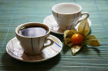 pictures of coffee beans and berry - Two cups on a green wooden napkin Foto de stock - Super Valor sin royalties y Suscripción, Código: 400-04451836