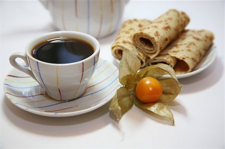 pictures of coffee beans and berry - Two cups on a green wooden napkin Foto de stock - Super Valor sin royalties y Suscripción, Código: 400-04451837
