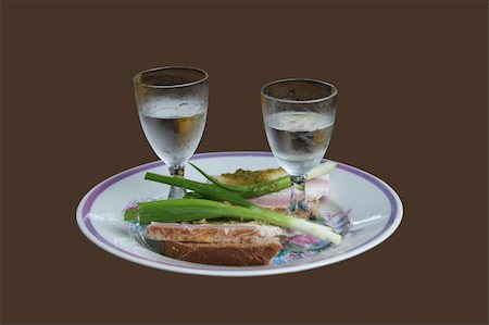 fedotishe (artist) - Bacon, green onions and two wine-glasses of vodka on a plate Photographie de stock - Aubaine LD & Abonnement, Code: 400-04451964