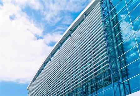 Blue sky reflecting from the windows of the Prague airport Foto de stock - Super Valor sin royalties y Suscripción, Código: 400-04452205