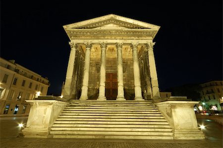 Maison Caree in Nimes, France, illuminated by night Fotografie stock - Microstock e Abbonamento, Codice: 400-04452930