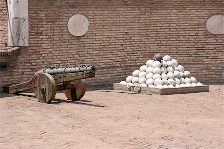 simsearch:400-05677294,k - Medieval cannon with set of balls in Rome Stock Photo - Budget Royalty-Free & Subscription, Code: 400-04453474