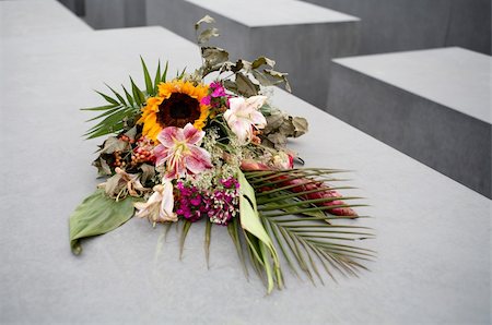 holocaust memorial berlin with bouquet of flowers Foto de stock - Super Valor sin royalties y Suscripción, Código: 400-04453679