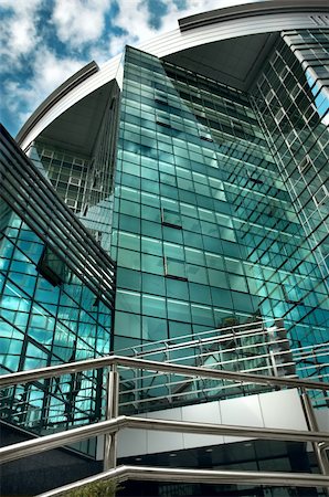 simsearch:400-04313253,k - mirror-walled business center with reflection of cloudy sky Foto de stock - Super Valor sin royalties y Suscripción, Código: 400-04464089