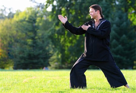 simsearch:400-04790065,k - Man posing side view in a kung fu position ready to strike. Photographie de stock - Aubaine LD & Abonnement, Code: 400-04464527