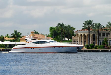 simsearch:400-03939649,k - Luxury yacht docked behind expensive home Photographie de stock - Aubaine LD & Abonnement, Code: 400-04464770