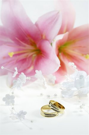 simsearch:400-04574409,k - Beautiful golden wedding rings with flowers Stock Photo - Budget Royalty-Free & Subscription, Code: 400-04464817