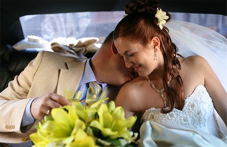 simsearch:400-04440941,k - Kiss of a newly-married couple in car Fotografie stock - Microstock e Abbonamento, Codice: 400-04465280