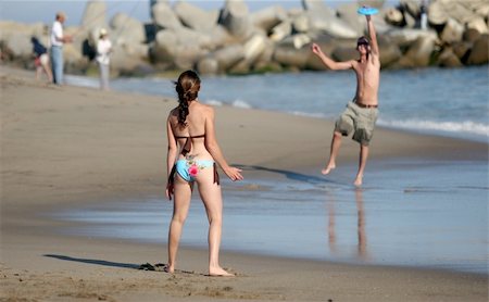 simsearch:6109-06195368,k - Couple playing frisbee on the beach Stock Photo - Budget Royalty-Free & Subscription, Code: 400-04465516