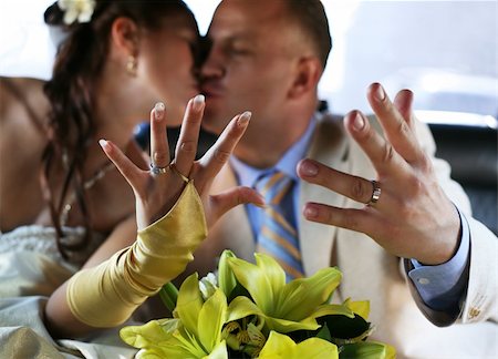 simsearch:400-04440941,k - The groom and the bride kiss, showing wedding rings Fotografie stock - Microstock e Abbonamento, Codice: 400-04465768