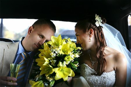 simsearch:400-04440941,k - The groom and the bride with a bouquet from lilies in the automobile Fotografie stock - Microstock e Abbonamento, Codice: 400-04465769