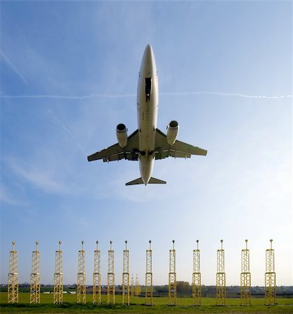 simsearch:400-04467269,k - Plane approaching runway Foto de stock - Super Valor sin royalties y Suscripción, Código: 400-04465825