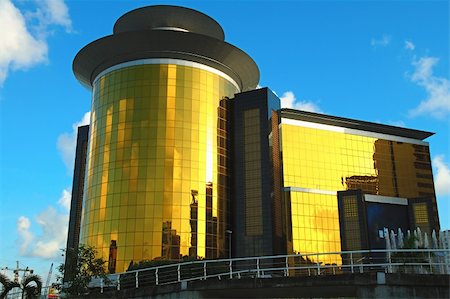 simsearch:632-01270895,k - The view of golden commercial building over blue sky Stockbilder - Microstock & Abonnement, Bildnummer: 400-04466110