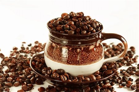 simsearch:400-04332565,k - Cup of coffee beans on white Foto de stock - Super Valor sin royalties y Suscripción, Código: 400-04466388