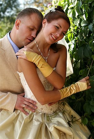 simsearch:400-04440941,k - Beautiful newly married pair in park Fotografie stock - Microstock e Abbonamento, Codice: 400-04466702
