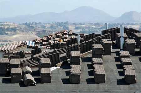 simsearch:400-05674138,k - New Home Construction Site Roof and Tiles Foto de stock - Super Valor sin royalties y Suscripción, Código: 400-04466902