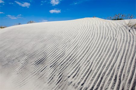 Blues sky with clouds over sandy dunes Foto de stock - Super Valor sin royalties y Suscripción, Código: 400-04466910